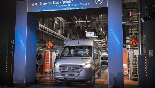 Mercedes-Benz представив електрофургон, який за 30 хвилин заряджається до 80%