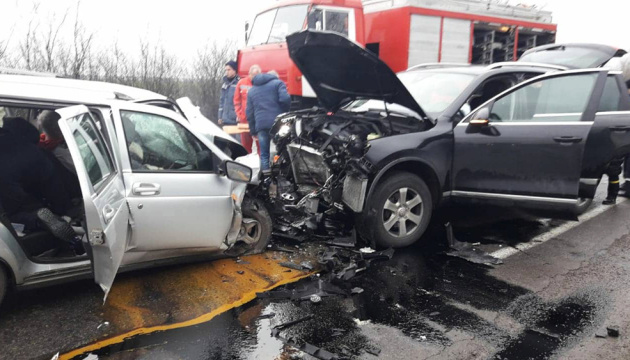 На Миколаївщині зіткнулися два авто: загинула жінка, троє дітей потрапили до лікарні