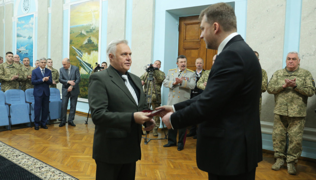 Zagorodniuk presenta premios estatales a militares ucranianos 