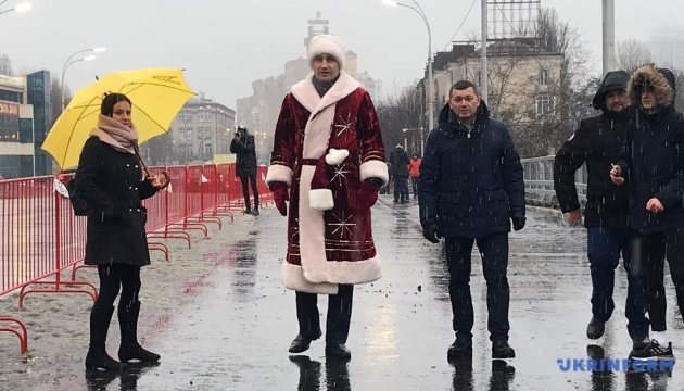 Кличко в костюме Деда Мороза открыл Шулявский мост