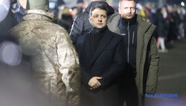 Zelensky recibe a los ucranianos liberados en el aeropuerto de Boryspil