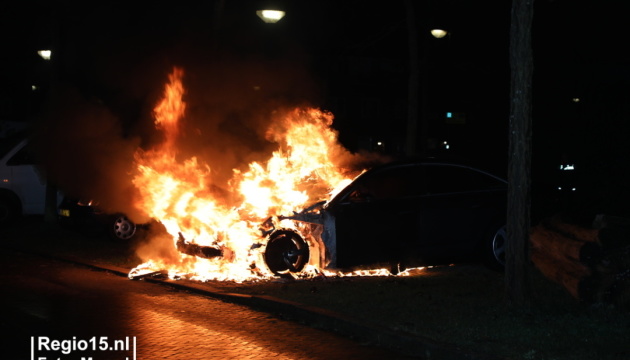 Через багаття протестувальників у Гаазі горять автівки 