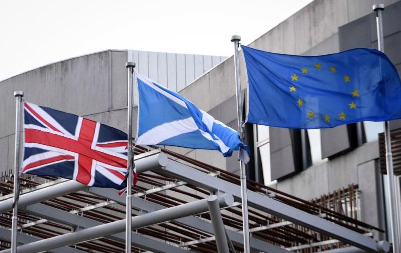 Біля шотландського парламенту - три прапори