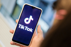 У Франції держслужбовцям заборонили використання мобільних додатків TikTok та Netflix