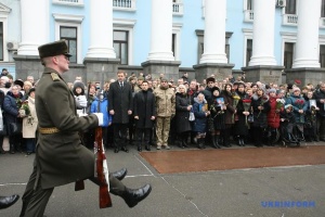 Le président ukrainien commémore les défenseurs de l'aéroport de Donetsk