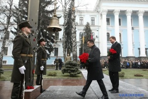 Le président ukrainien commémore les défenseurs de l'aéroport de Donetsk