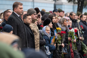 Präsident Selenskyj ehrt gefallene