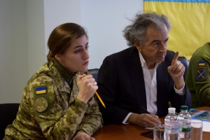 L'écrivain français Bernard-Henri Levy visite un point de contrôle dans le Donbass