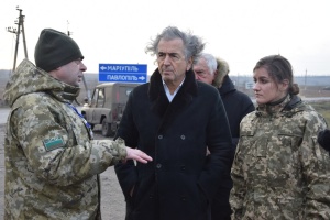 Französischer Philosoph Bernard-Henri Lévy besucht Kontrollposten in der Ostukraine