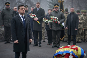 Zelensky deposita flores en la Cruz Memorial a los Héroes de Kruty
