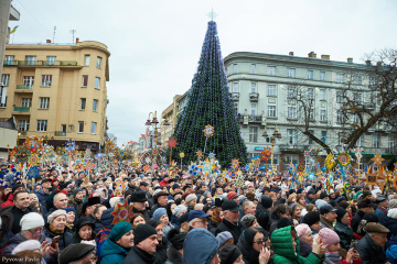 Святкова хода і 660 зірок: у Франківську встановили рекорд