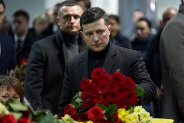 Zelensky asiste a la conmemoración de los fallecidos en el accidente aéreo cerca de Teherán
