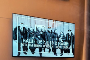 В іранському готелі, де зупинявся екіпаж літака МАУ, розмістили пам’ятне фото