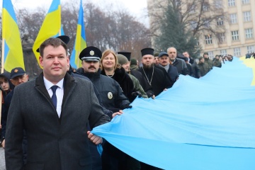 На Закарпатті до Дня Соборності стометровим прапором з'єднали два береги Ужа