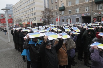 Дніпро відзначив День Соборності флешмобом із синьо-жовтими серцями