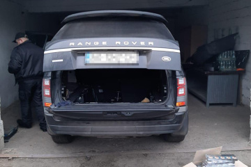 У контрабандиста сигарет на границе с Венгрией изъяли Range Rover