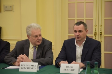 Сенцов у Вашингтоні закликав відключити Росію від системи SWIFT
