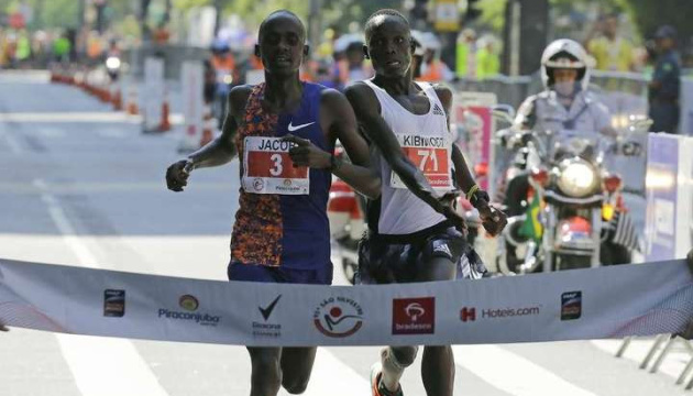 Бігун з Уганди програв змагання через марнославство