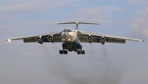 Ucrania prueba el avión militar Il-76MD en los Cárpatos