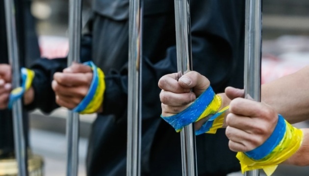 Une centaine de prisonniers politiques ukrainiens restent en prison en Russie pour Noël