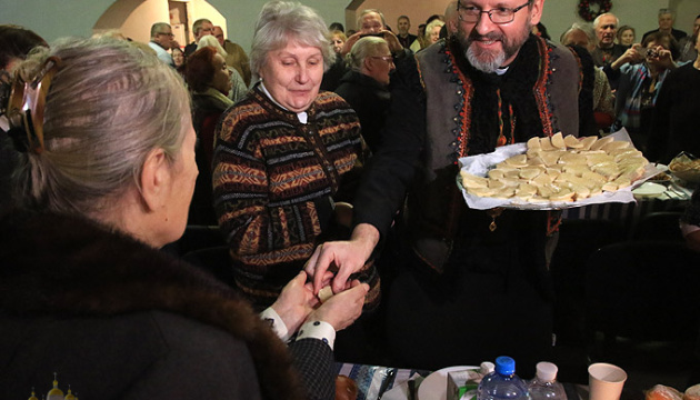 Блаженніший Святослав розділив Святу вечерю із людьми похилого віку