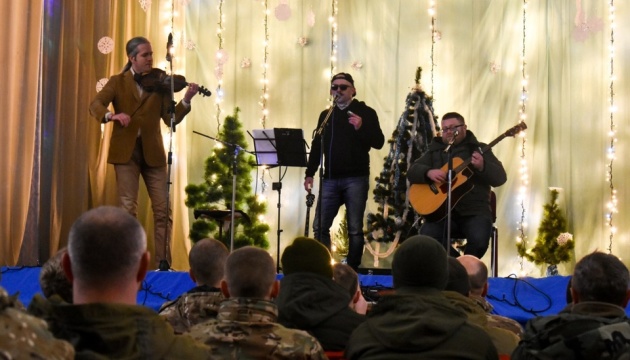 Українські співаки привітали із різдвяними святами військових на Донбасі
