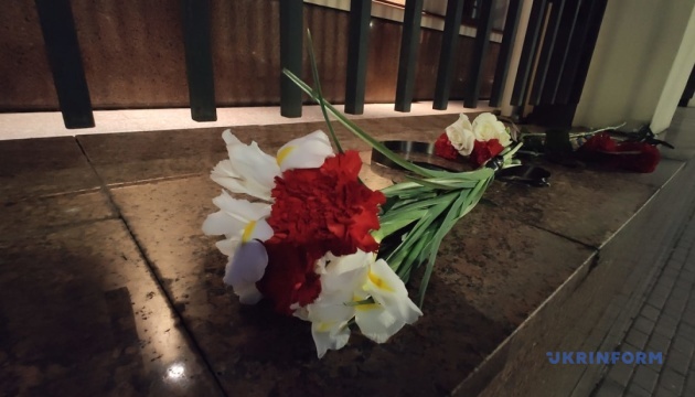 Катастрофа літака МАУ: до посольства Канади у Києві несуть квіти