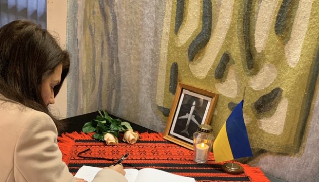 Глава МЗС Швеції зробила запис у Книзі скорботи в Посольстві України