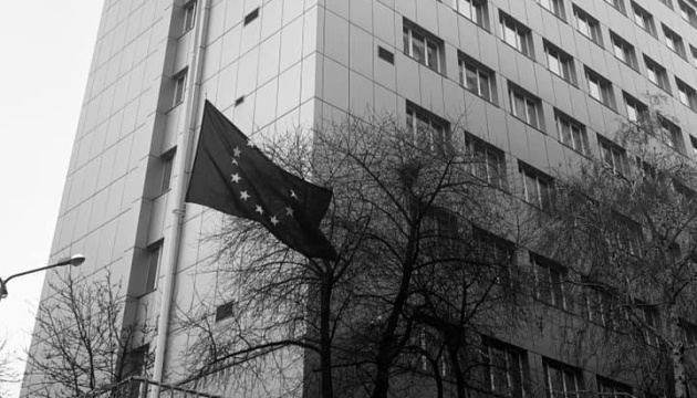 Катастрофа літака МАУ: Представництво ЄС в Україні приспустило прапор на знак скорботи