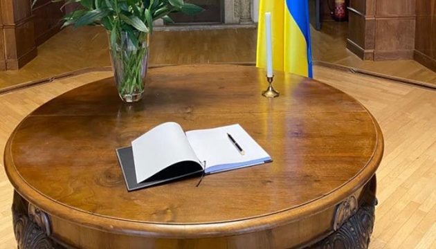 У посольстві України у Відні відкрили книгу скорботи у зв'язку з катастрофою літака