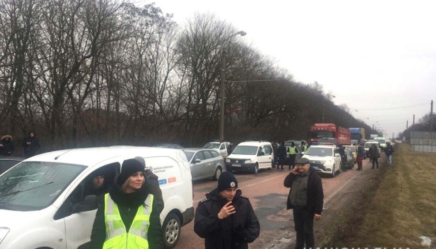 Біля Рівного блокували дорогу, протестуючи проти будівництва деревообробного заводу