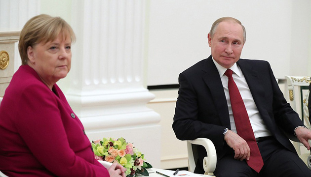 Меркель припускає, що путін чекав на її відставку, перш ніж вторгнутися в Україну 