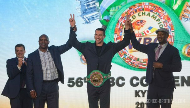Фани боксу можуть сфотографуватися з чемпіонським поясом Володимира Кличка Фани боксу можуть сфотографуватися з чемпіонським поясом Володимира Кличка