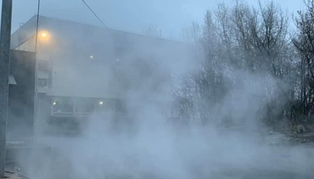 На столичной Шулявке прорвало трубу с кипятком На столичной Шулявке прорвало трубу с кипятком