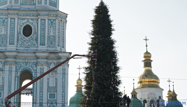 In Kyjiw wird Weihnachtsbaum auf Sophienplatz aufgestellt, aber keine Foodcourts