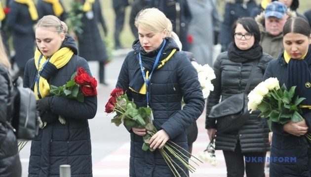 Кортеж із тілами загиблих в авіакатастрофі біля терміналу В зустрічає багато людей із квітами