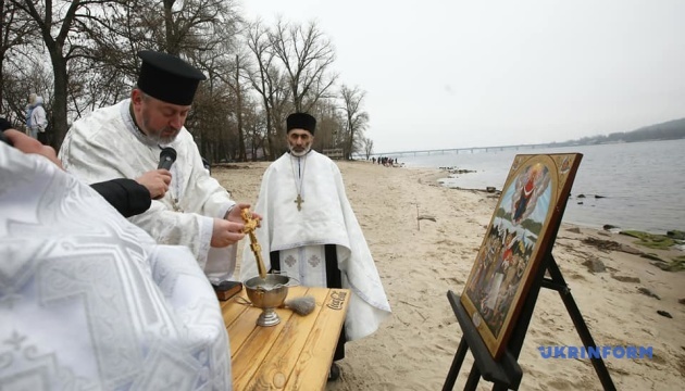 Капелланы освятили воды Днепра в Киеве для украинских бойцов и ветеранов