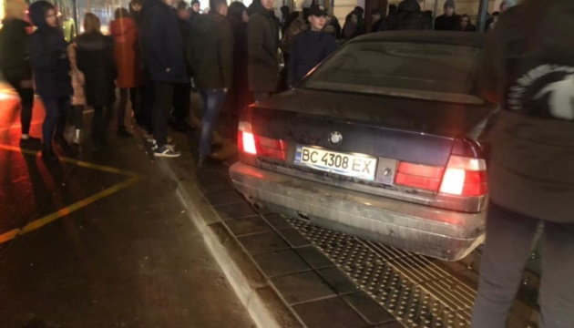 У Львові автомобіль врізався у зупинку транспорту, є постраждала