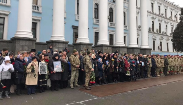El presidente ucraniano conmemora a los defensores del aeropuerto de Donetsk 
