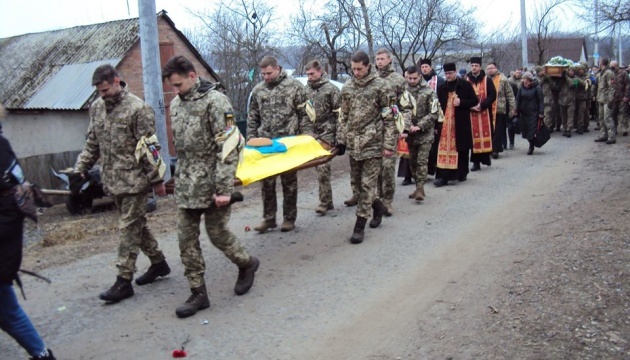 Les habitants de la région de Jytomyr ont fait leurs adieux au militaire tué dans le Donbass