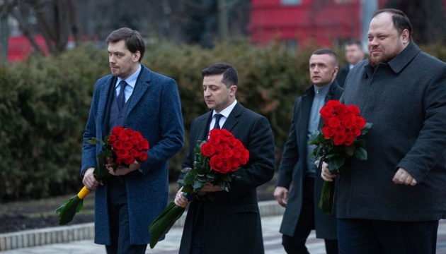 ウクライナ統一の日：政権幹部、シェウチェンコとフルシェウシキーの像に献花