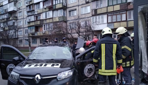 Tödlicher Unfall in Kyjiw: Auto rast in Haltestelle, Fahrer tot