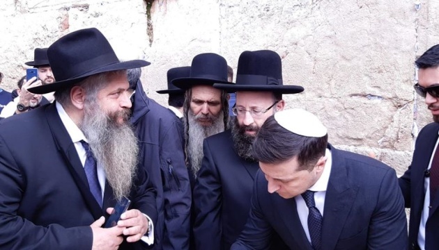 Zelensky visits Western Wall to pray for peace in Ukraine