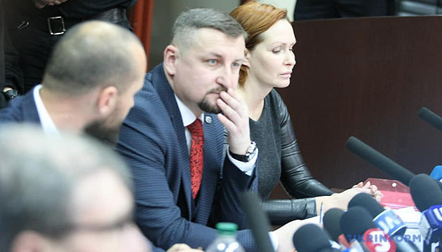 Суд дозволив Юлії Кузьменко сісти поряд з адвокатами