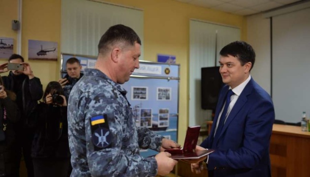 Разумков вручив особовому складу Військово-морського ліцею відзнаки