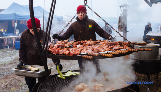 ザカルパッチャ州にて豚肉美食フェスティバル開催
