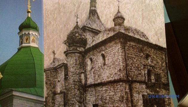 Майстриня з Тернополя зобразила у вишивці давні куточки міста