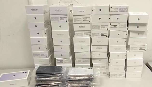 У забутих валізах у “Борисполі” виявили понад сотню айфонів