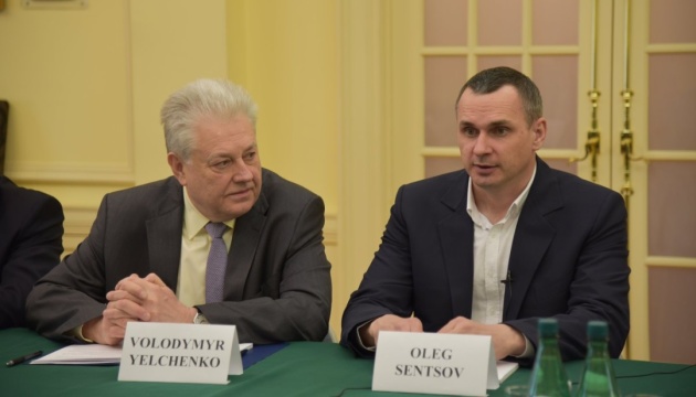 À Washington, Sentsov a appelé à déconnecter la Russie du système SWIFT