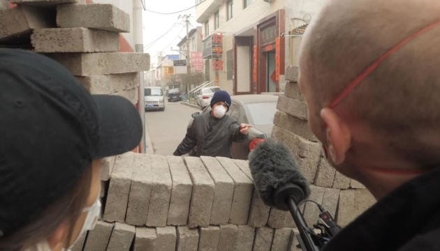 У китайських селах будують стіни та пункти пропуску, щоб захиститися від коронавірусу